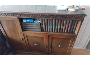 Kasten, een bed en een bank