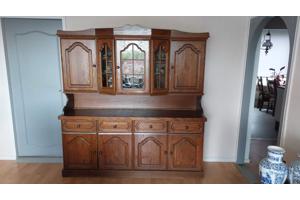 Kasten, een bed en een bank