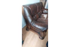 Kasten, een bed en een bank