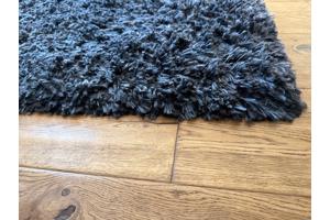 Groter donkerblauw groot vloerkleed