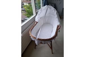 Oud wiegje met matras
