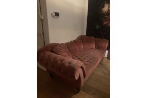 rood fluwelen chesterfield driezitsbank