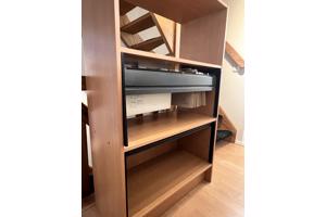 Houten boekenkast met archieflade en roldeur