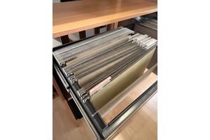 Houten boekenkast met archieflade en roldeur