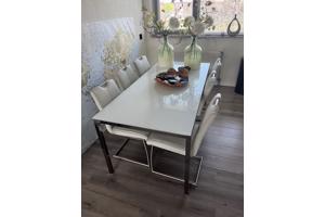 Tafel met 6 stoelen