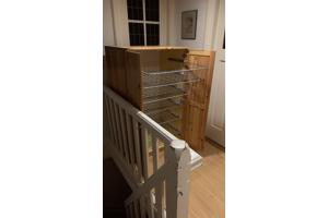 Mooie ruime houten Ikea opberger kast met deuren en lades