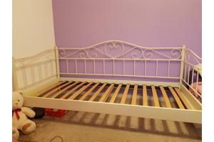 Leuke stalen meisjes bed met stevige lattenbodem