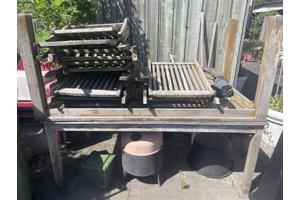 Gebruikte hardhouten tafels en stoelen
