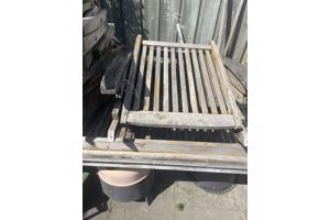 Gebruikte hardhouten tafels en stoelen