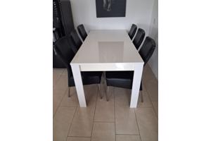 Eettafel met 6 stoelen en salontafel