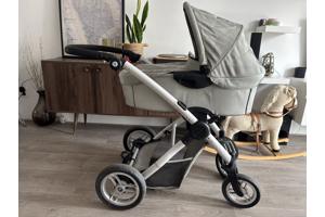 Kinderwagen met regenhoes en luiertas