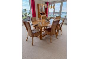 Grenen Orentafel met 8 Loyd Loom stoelen ovale tafel 240 bij 150 cm inklapbaar naar breedte 58 cm