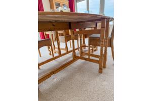 Grenen Orentafel met 8 Loyd Loom stoelen ovale tafel 240 bij 150 cm inklapbaar naar breedte 58 cm