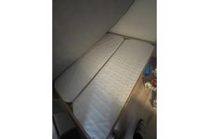 Bed frame 140cm breed - met lattenboden en boxspring