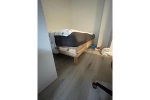 Bed frame 140cm breed - met lattenboden en boxspring