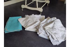 wieg met bekleding en beddengoed