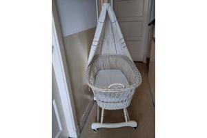 wieg met bekleding en beddengoed