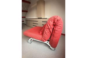 Rode eenpersoons stoelen / logeerbedden