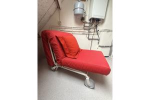 Rode eenpersoons stoelen / logeerbedden