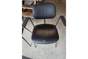 8 stoelen, lichte gebruikssporen