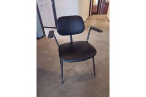 8 stoelen, lichte gebruikssporen