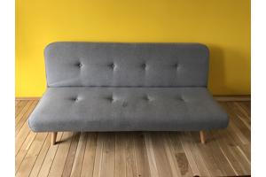 Jysk slaapbank: 192 cm (B) x 89 cm (H) x 92 cm (D).