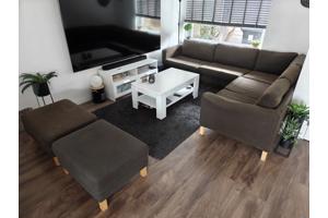 L-vormige hoekbank met hockers