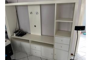 TEAB! IKEA TV-meubel met veel opbergruimte en tv-ophanging