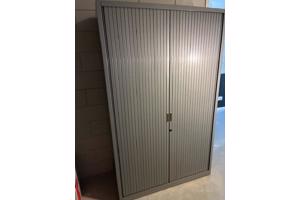 Grijze kantoorkast met schuifdeuren