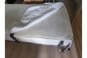 (BIJNA) GRATIS bed + goed matras +wieltjes, poten inklapbaar