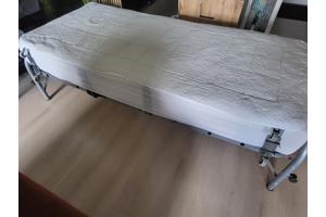 (BIJNA) GRATIS bed + goed matras +wieltjes, poten inklapbaar
