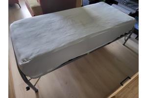 (BIJNA) GRATIS bed + goed matras +wieltjes, poten inklapbaar