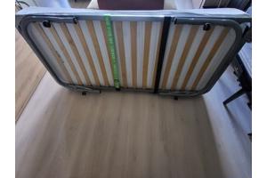 (BIJNA) GRATIS bed + goed matras +wieltjes, poten inklapbaar