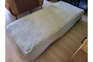 (BIJNA) GRATIS bed + goed matras +wieltjes, poten inklapbaar
