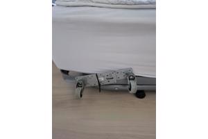 (BIJNA) GRATIS bed + goed matras +wieltjes, poten inklapbaar