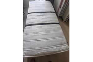 (BIJNA) GRATIS bed + goed matras +wieltjes, poten inklapbaar