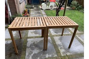 Twee tuintafels