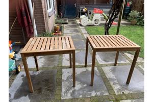 Twee tuintafels