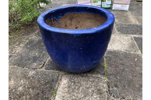 Een grote blauwe terracotta plantenpot