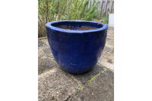 Een grote blauwe terracotta plantenpot