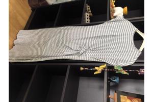 Zomerse lange jurk met split en korte mouwen