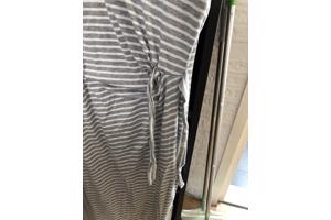 Zomerse lange jurk met split en korte mouwen