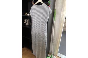 Zomerse lange jurk met split en korte mouwen