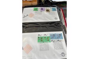 11 albums met 1 ste daguitgiftes van postzegels uit allerlei landen, voornamelijk van allerlei sporten