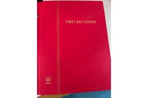 11 albums met 1 ste daguitgiftes van postzegels uit allerlei landen, voornamelijk van allerlei sporten