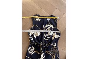 Blauwe jumpsuit met wit/gouden bloemen van Joseph Ribkoff