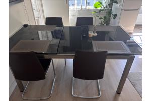Eettafel van glas en RVS
