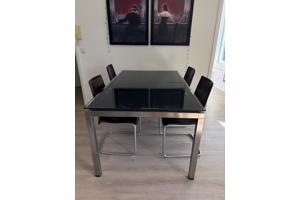 Eettafel van glas en RVS