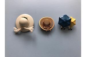 Broche kunststof hoed parasol en metaal hoedje broches