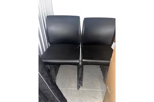 23 stapelbare stoelen